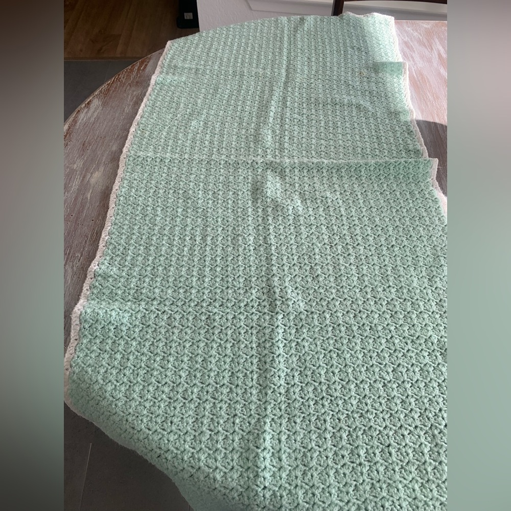 🌿👶 Vintage Handmade Crochet Baby Blanket - Picture 3 of 5